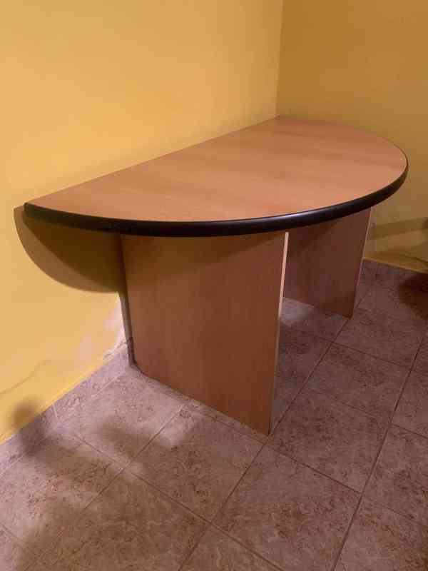 Půlkruhový psací / konferenční stůl – Olomouc