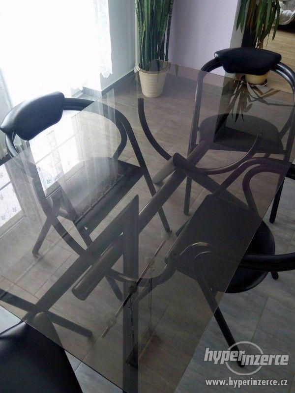 Jídelní stůl se čtyřmi židlemi - foto 1
