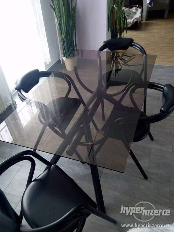 Jídelní stůl se čtyřmi židlemi - foto 4