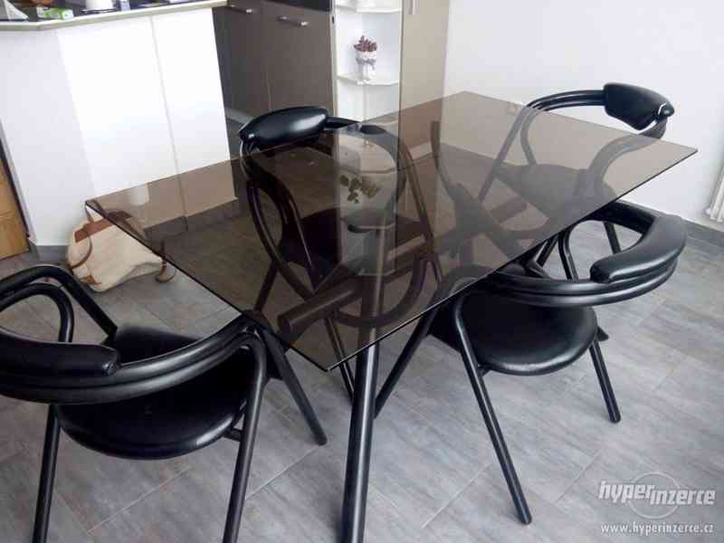 Jídelní stůl se čtyřmi židlemi - foto 6
