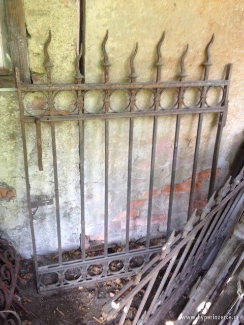 Staré kované ploty-kratší dekorativní kusy - foto 3