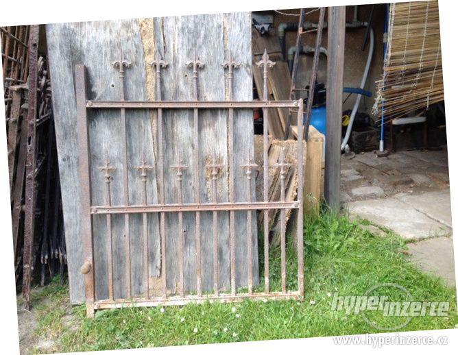 Staré kované ploty-kratší dekorativní kusy - foto 4