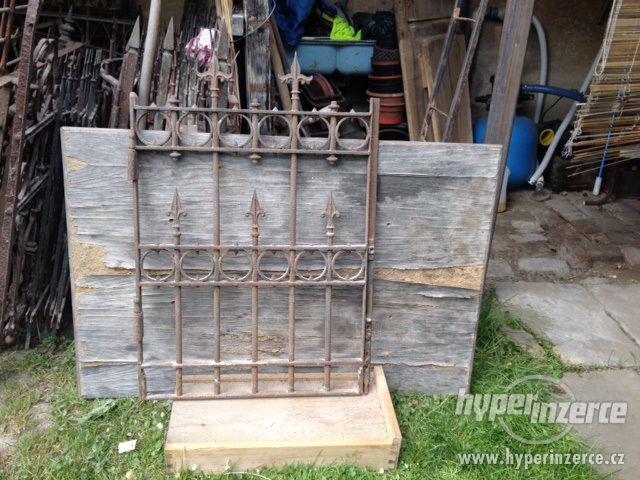 Staré kované ploty-kratší dekorativní kusy - foto 5