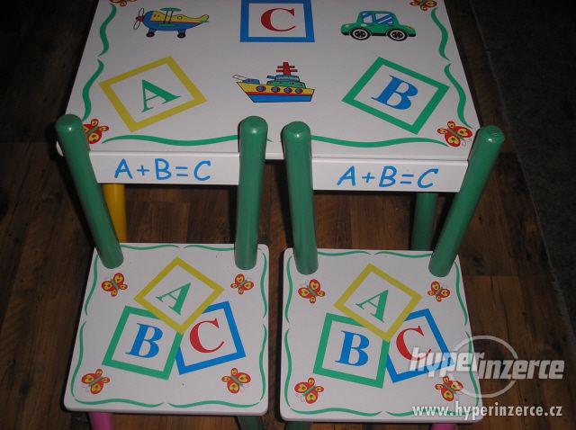 Dětský stoleček a 2 židličky bílá písmenka - foto 1