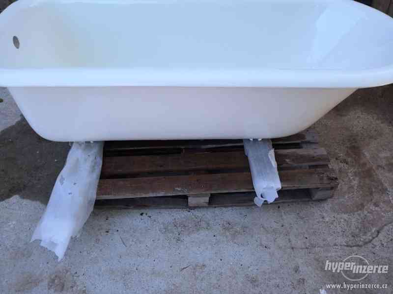 Litinová vana volně stojící na nožičkách po renovaci - foto 3