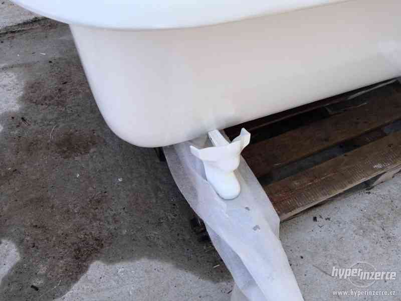 Litinová vana volně stojící na nožičkách po renovaci - foto 4
