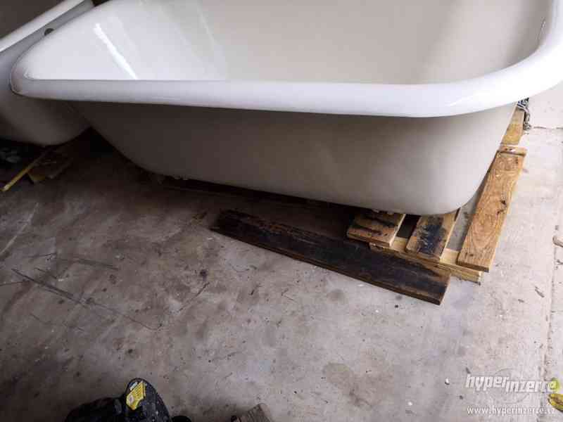 Litinová vana volně stojící na nožičkách po renovaci - foto 7