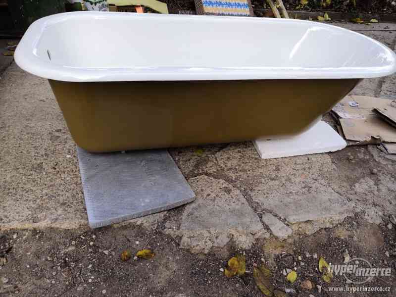 Litinová vana volně stojící na nožičkách po renovaci - foto 10