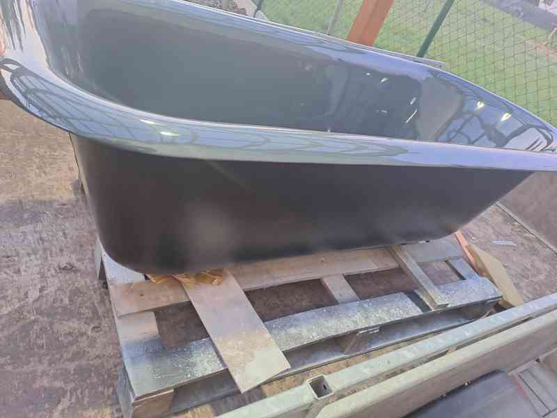 Litinová vana volně stojící na nožičkách po renovaci - foto 18