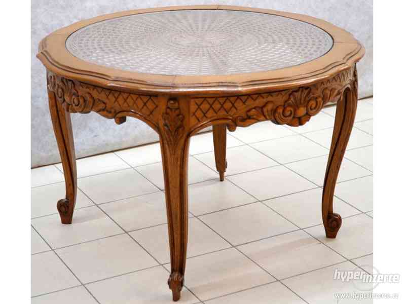 Starožitný konferenční stolek s krásnou výzdobou - foto 1