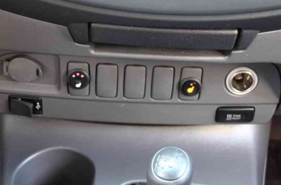 Toyota Hilux 3.0 D4D Double Cab Life Aut. 126kw - foto 24