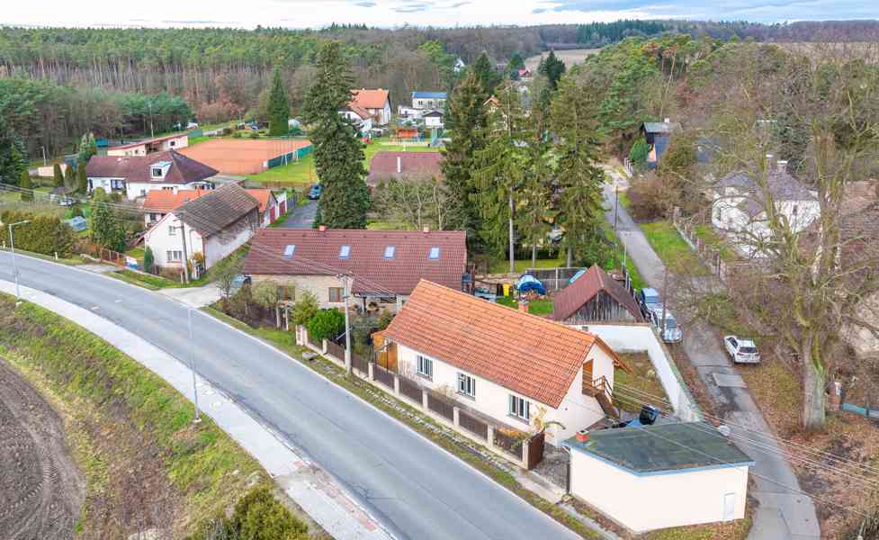 Prodej pěkného RD v obci Skorkov, bydlení v krásné přírodě - foto 2