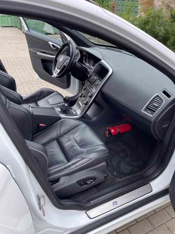 Volvo XC60 2,4 D5 R-DESING 158kW 10/2013 - foto 13
