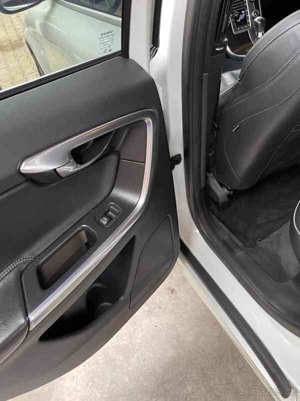 Volvo XC60 2,4 D5 R-DESING 158kW 10/2013 - foto 5