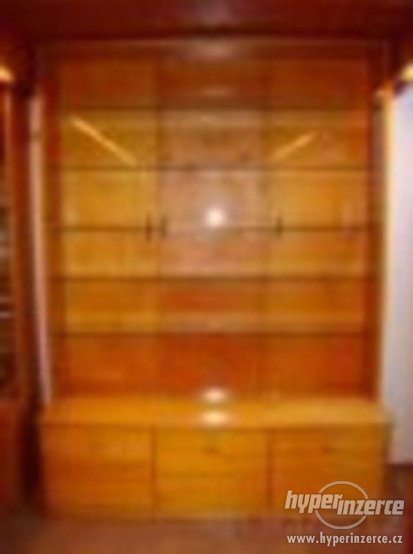 Vybavení obchodu - dřevěné prosklené vitriny se šuplíky - foto 1