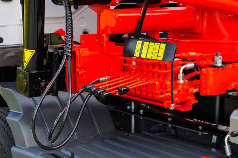 MERCEDES 1622 NOVÝ HÁKOVÝ NOSIČ KONTEJNERŮ HYDRAULICKÁ RUKA - foto 34