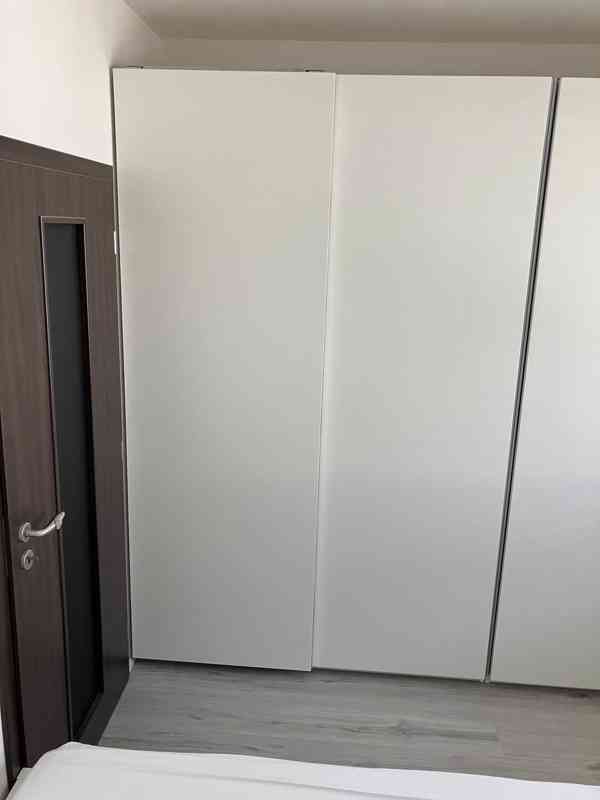 Šatní skříňě PAX s posuvnými dveřmi a s vnitřním vybavením - foto 2