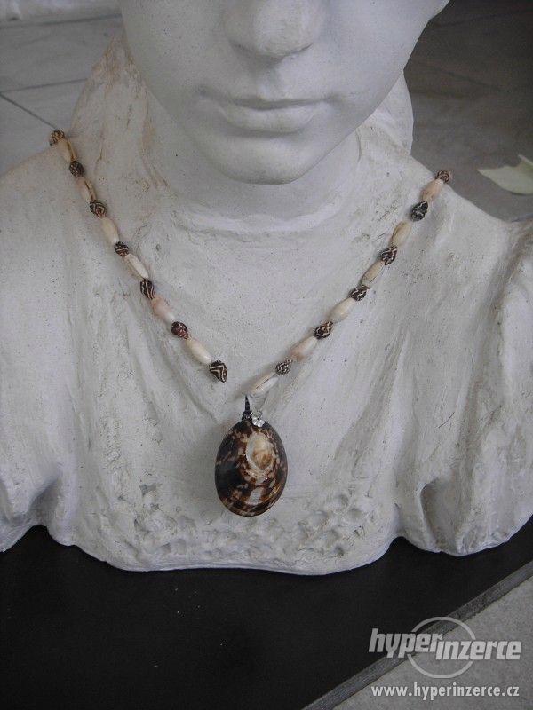 Přírodní náhrdelník s velkou černou lasturou - foto 4