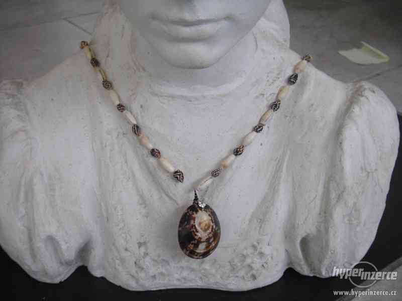 Přírodní náhrdelník s velkou černou lasturou - foto 5