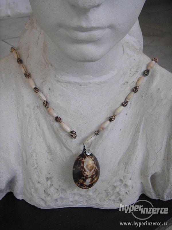 Přírodní náhrdelník s velkou černou lasturou - foto 8