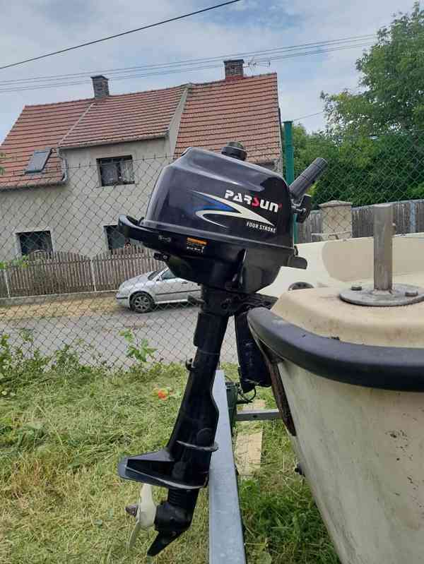 Laminátový člun s motorem a vozík s navijákem  - foto 5