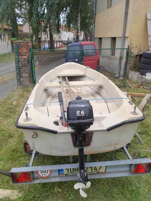 Laminátový člun s motorem a vozík s navijákem  - foto 3