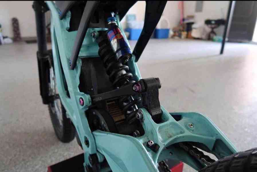 Surron Light Bee X Něco přes 350 mil - foto 4
