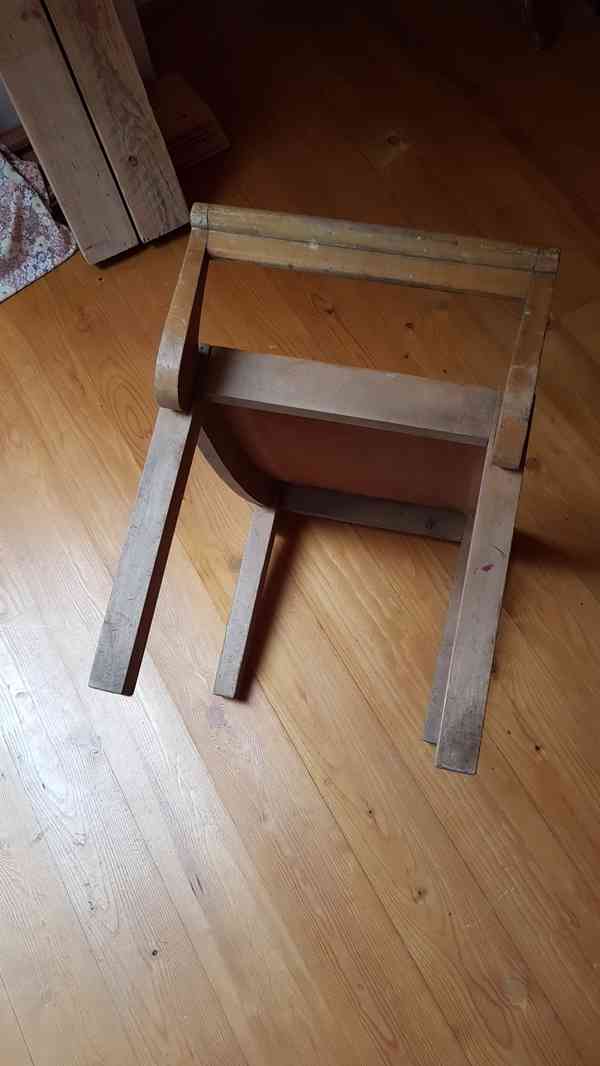 Stará dřevěná seslička s odsazenými bočními úchyty - foto 3