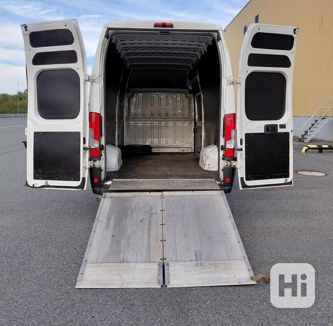 Půjčíme dodávku s nákladovou rampou Peugeot L4H3 - foto 1
