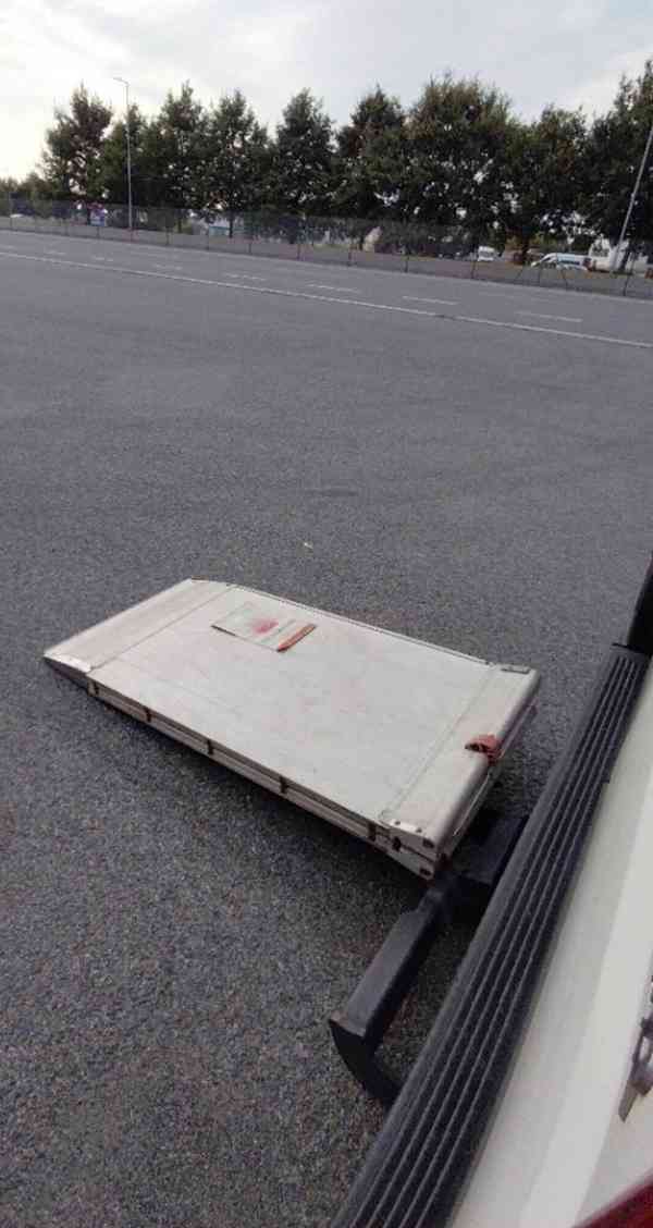 Půjčíme dodávku s nákladovou rampou Peugeot L4H3 - foto 7