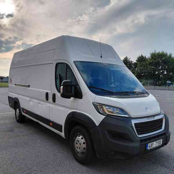 Půjčíme dodávku s nákladovou rampou Peugeot L4H3 - foto 3