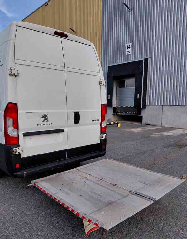 Půjčíme dodávku s nákladovou rampou Peugeot L4H3 - foto 8