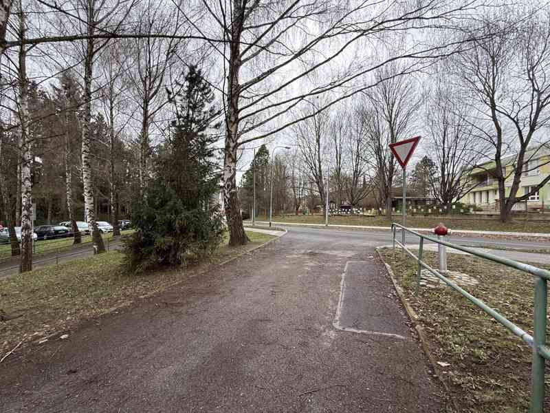 PRONÁJEM GARÁŽE  V BRNĚ – KOMÍNĚ, NA ULICI ŘEZÁČOVA - foto 6