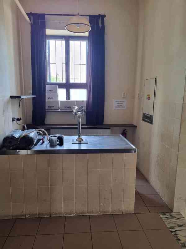 Pronájem pivnice se společenským sálem 550 m². - foto 12