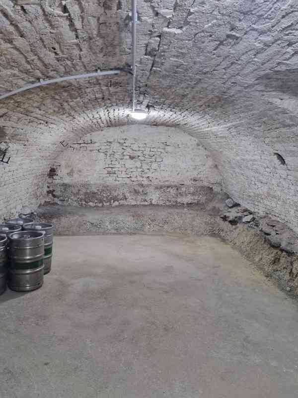 Pronájem pivnice se společenským sálem 550 m². - foto 16