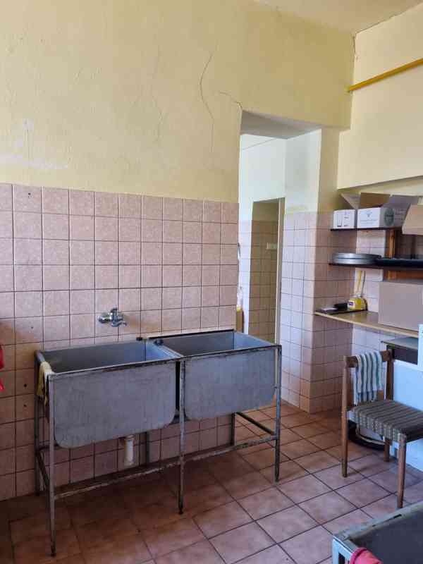 Pronájem pivnice se společenským sálem 550 m². - foto 9