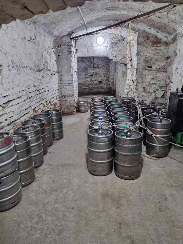 Pronájem pivnice se společenským sálem 550 m². - foto 15