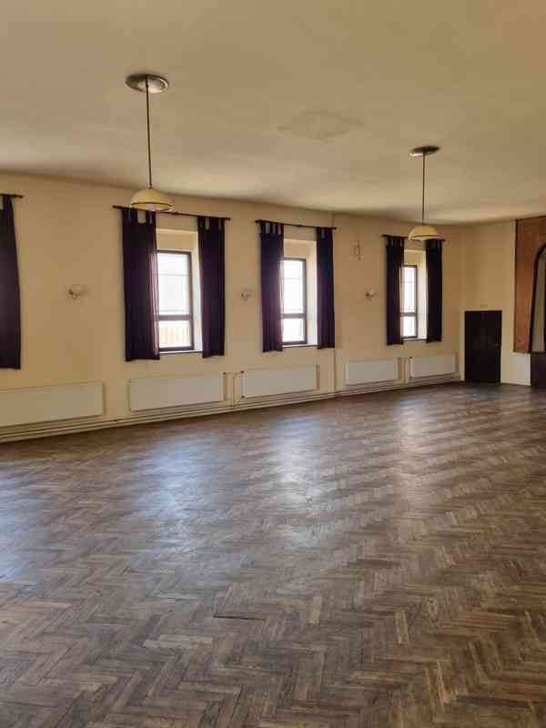 Pronájem pivnice se společenským sálem 550 m². - foto 10