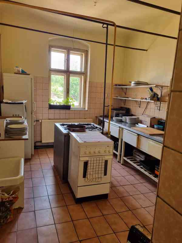 Pronájem pivnice se společenským sálem 550 m². - foto 8