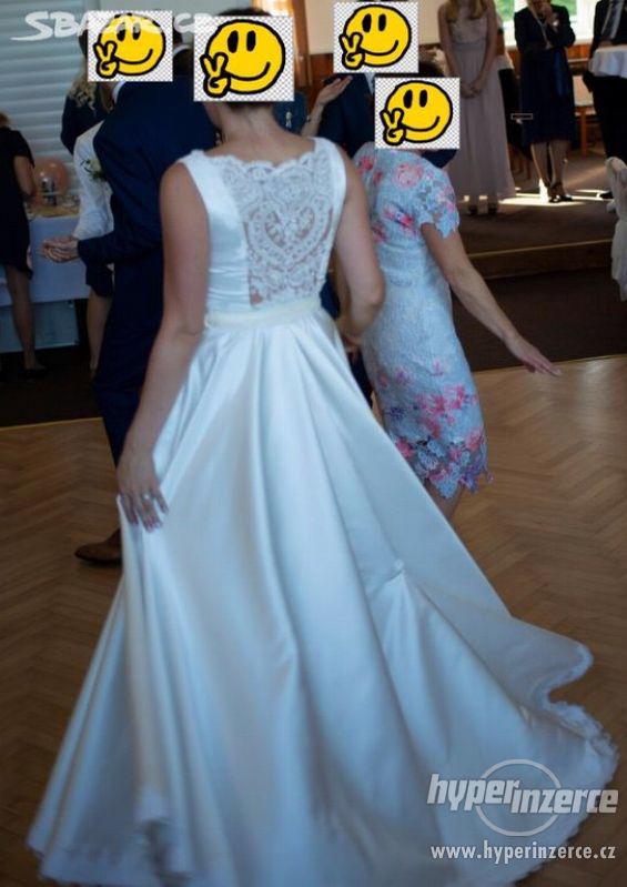 Svatební šaty s krajkou šité na míru, cca L - foto 5