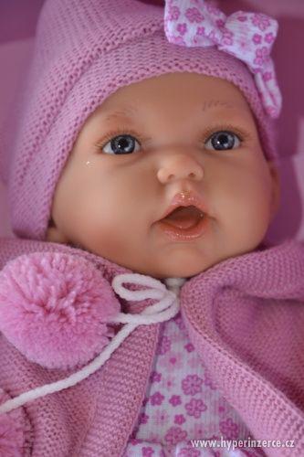 Realistická panenka Petit gorra v tmavě růžovém svetříku - foto 1