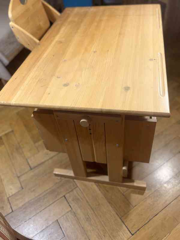 Polohovací stůl s rostoucí židlí, regály Trofast Ikea s boxy - foto 2