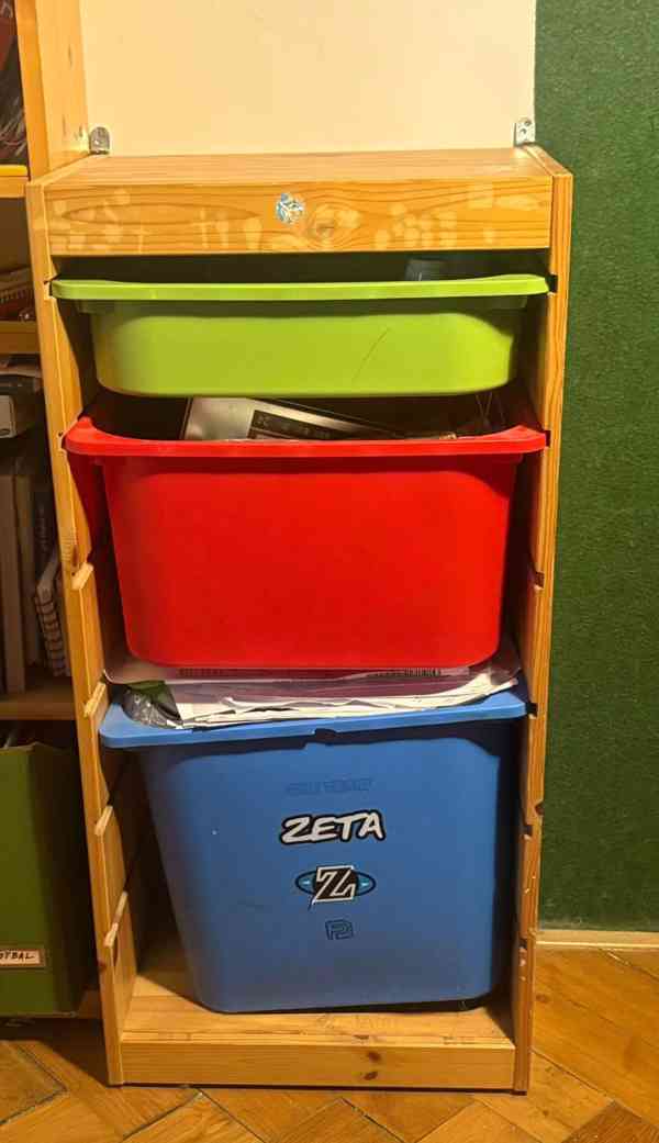 Polohovací stůl s rostoucí židlí, regály Trofast Ikea s boxy - foto 6