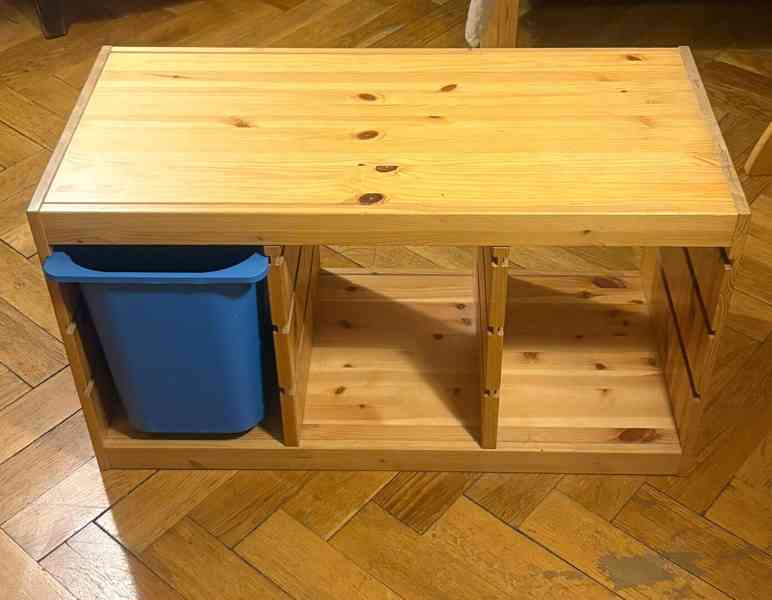 Polohovací stůl s rostoucí židlí, regály Trofast Ikea s boxy - foto 7