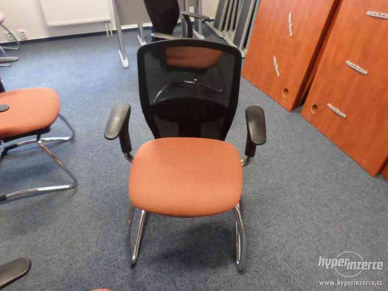 Kancelářská židle houpačka - polohovatelné nastavení opěrky - foto 1