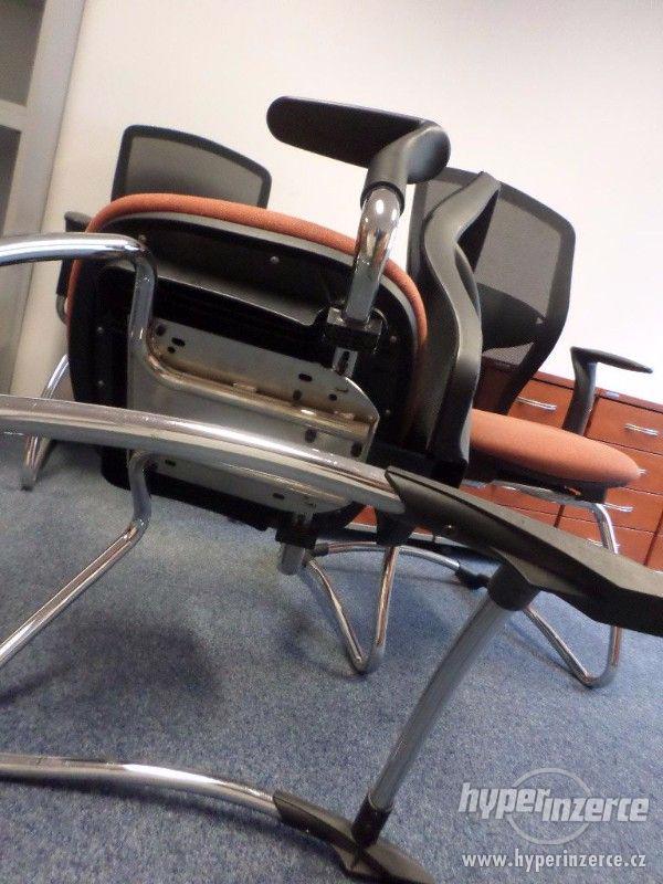 Kancelářská židle houpačka - polohovatelné nastavení opěrky - foto 2