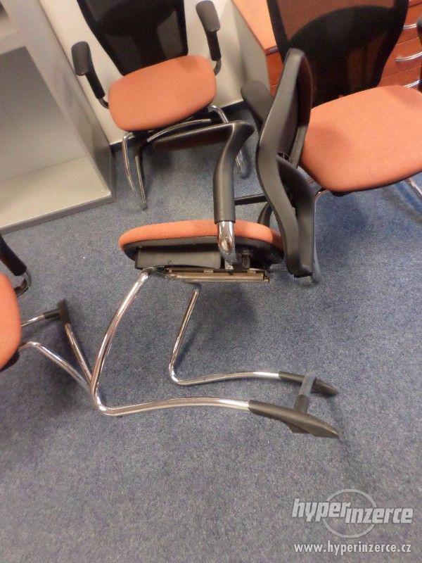 Kancelářská židle houpačka - polohovatelné nastavení opěrky - foto 3