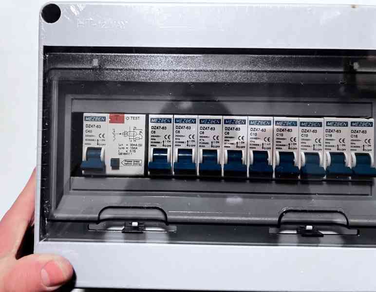 Skříňka s jističi  - foto 2