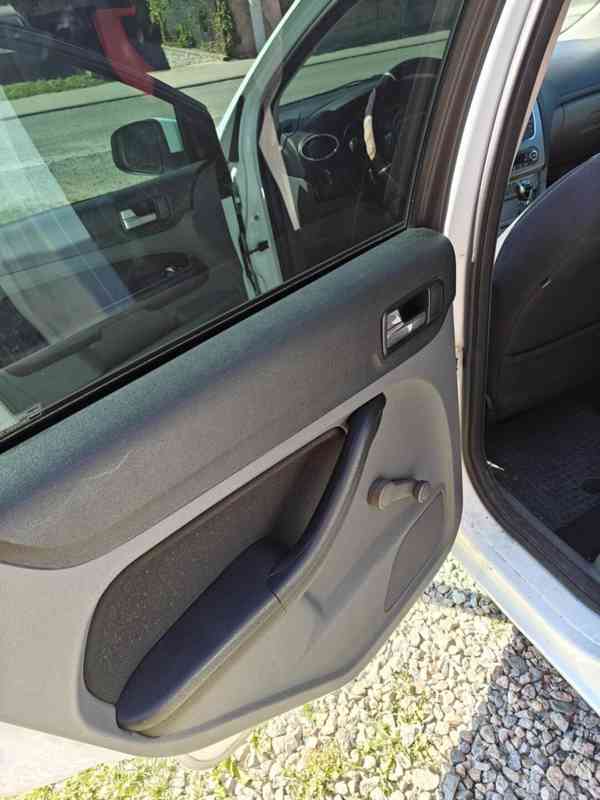 Ford Focus 1,6 - 2010 - foto 15