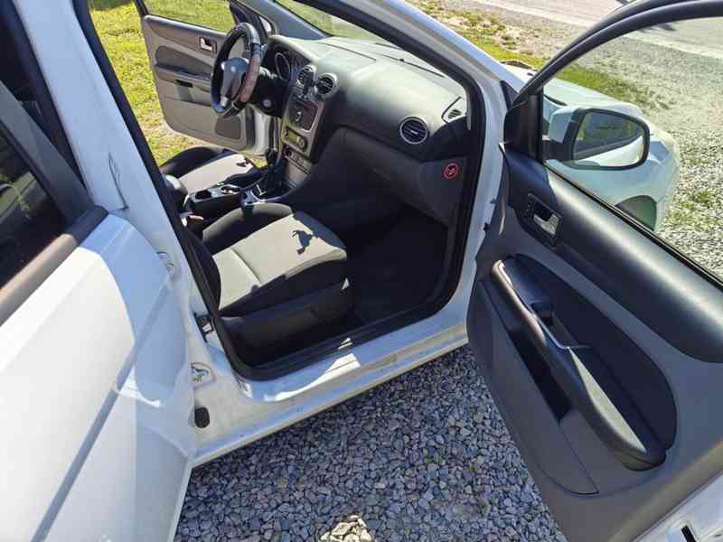 Ford Focus 1,6 - 2010 - foto 12